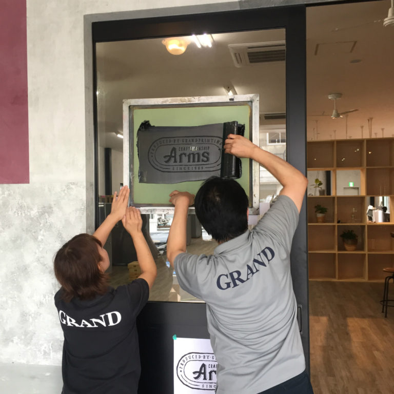 ガラスへシルク印刷中