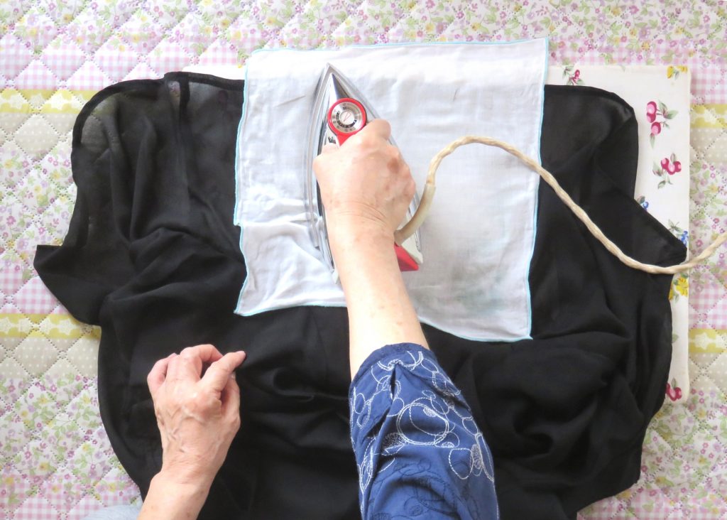 当て布を使ったアイロンがけ
