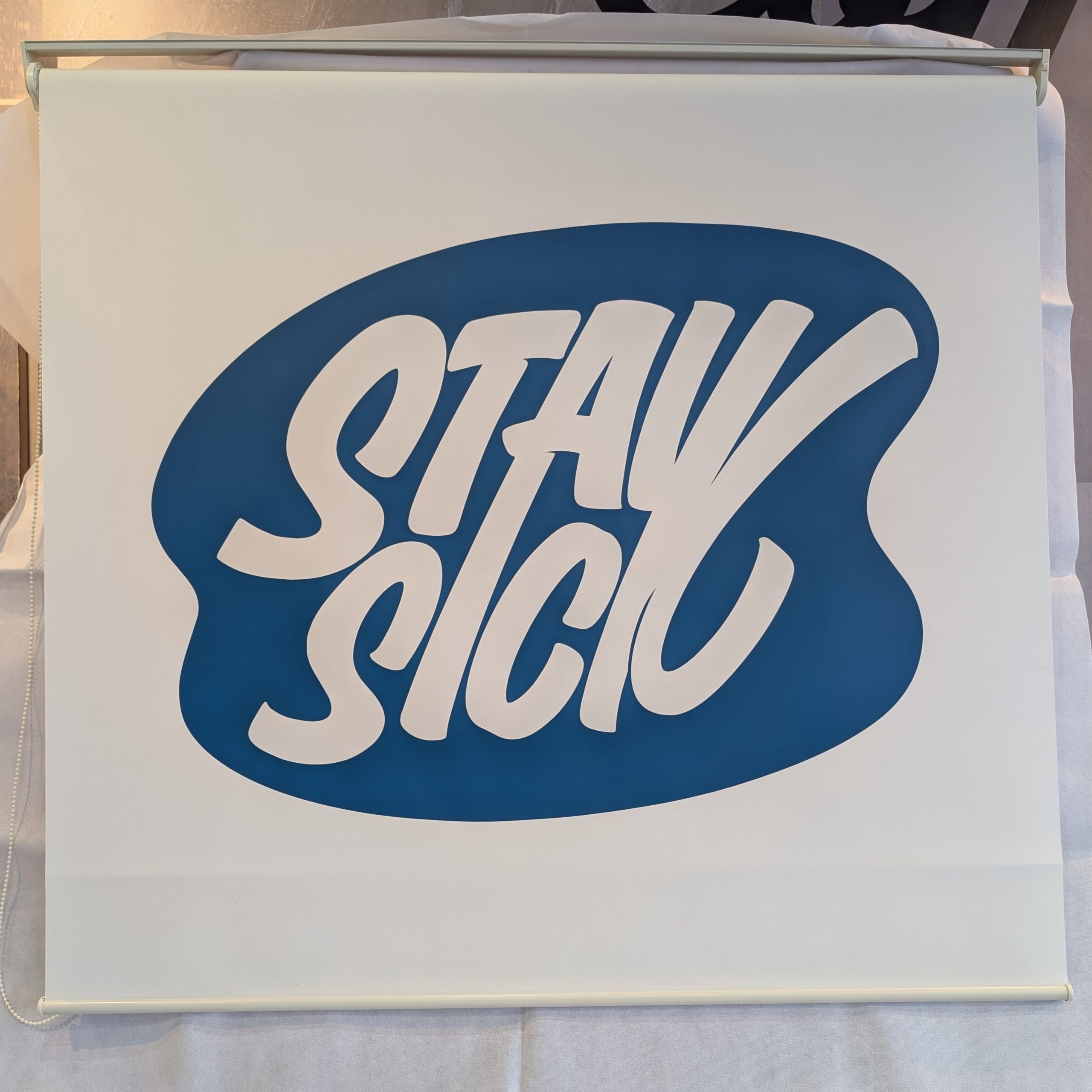 STAY SICK様_シルク印刷ロールスクリーン事例_アイキャッチ