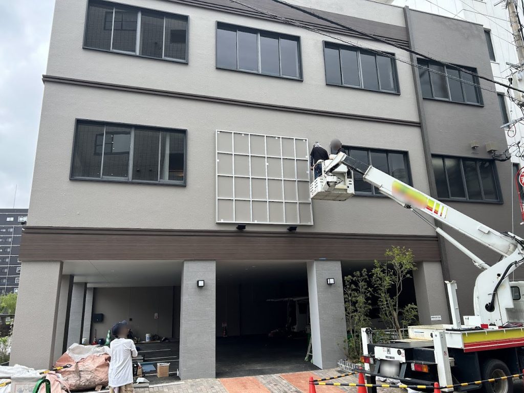 壁面サイン施工の様子