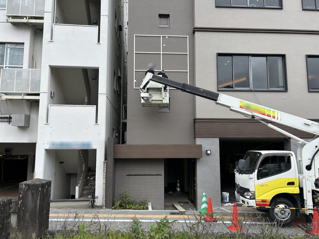 壁面にフレーム設置の様子