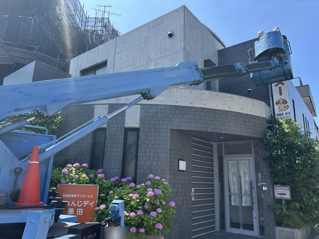 高所作業車で看板撤去中