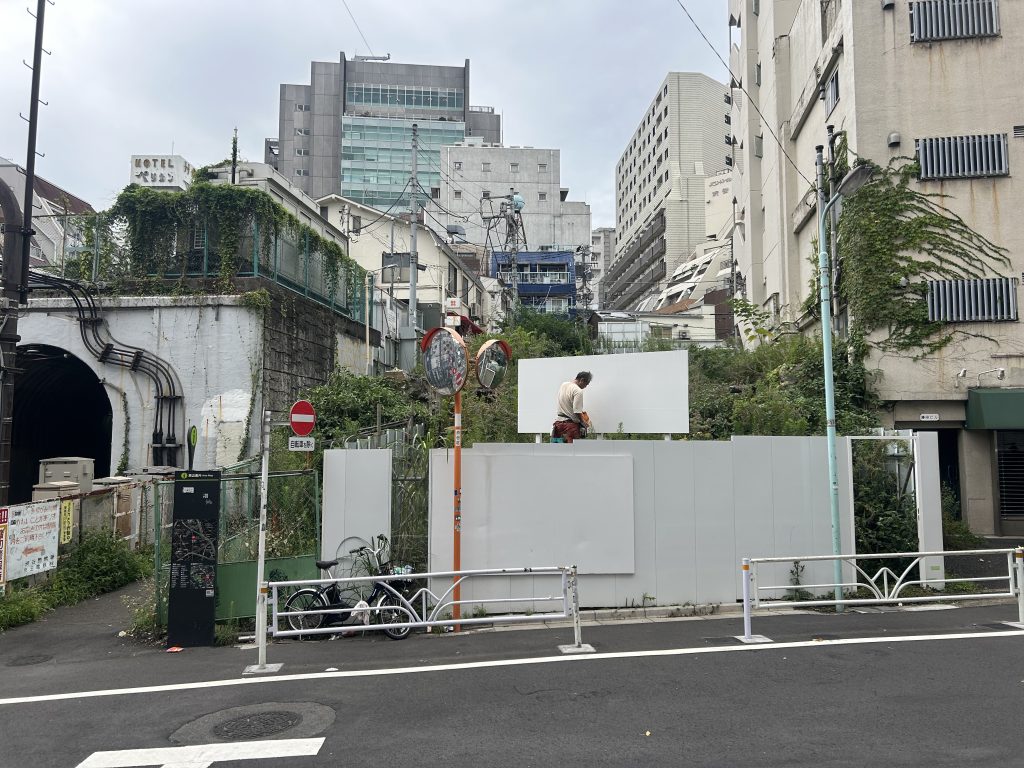 Japan Hana不動産(株) 様_シート施工中（遠景）