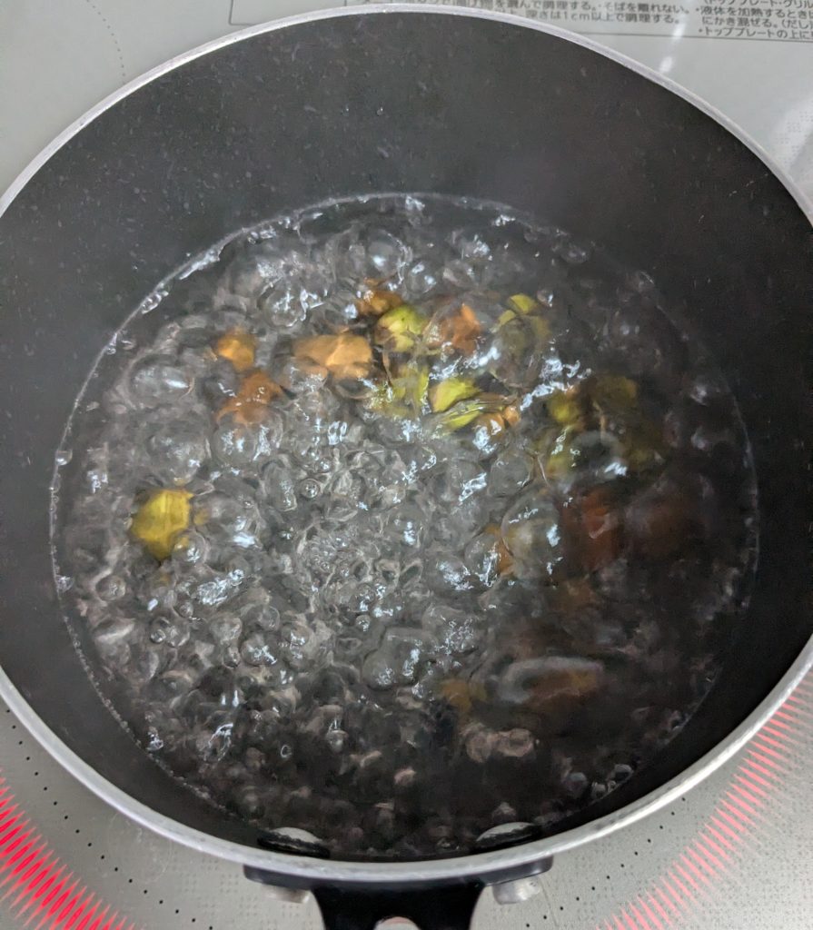 どんぐり煮沸中
