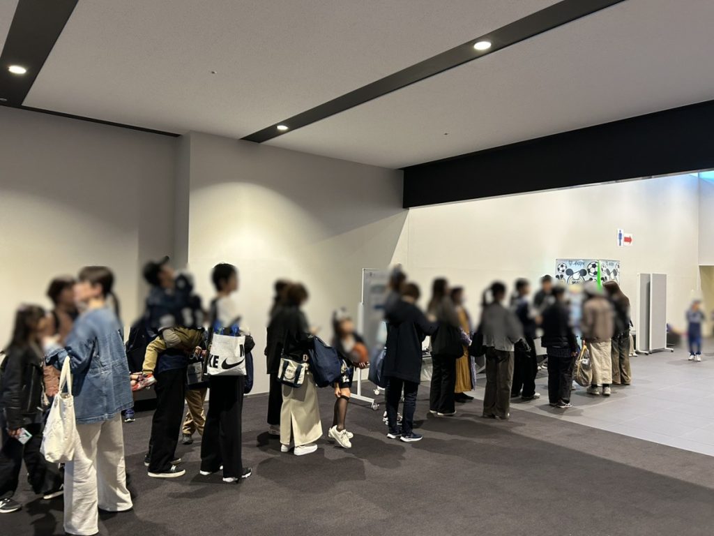 アビスパ福岡(株)_プリントシール機の行列の様子