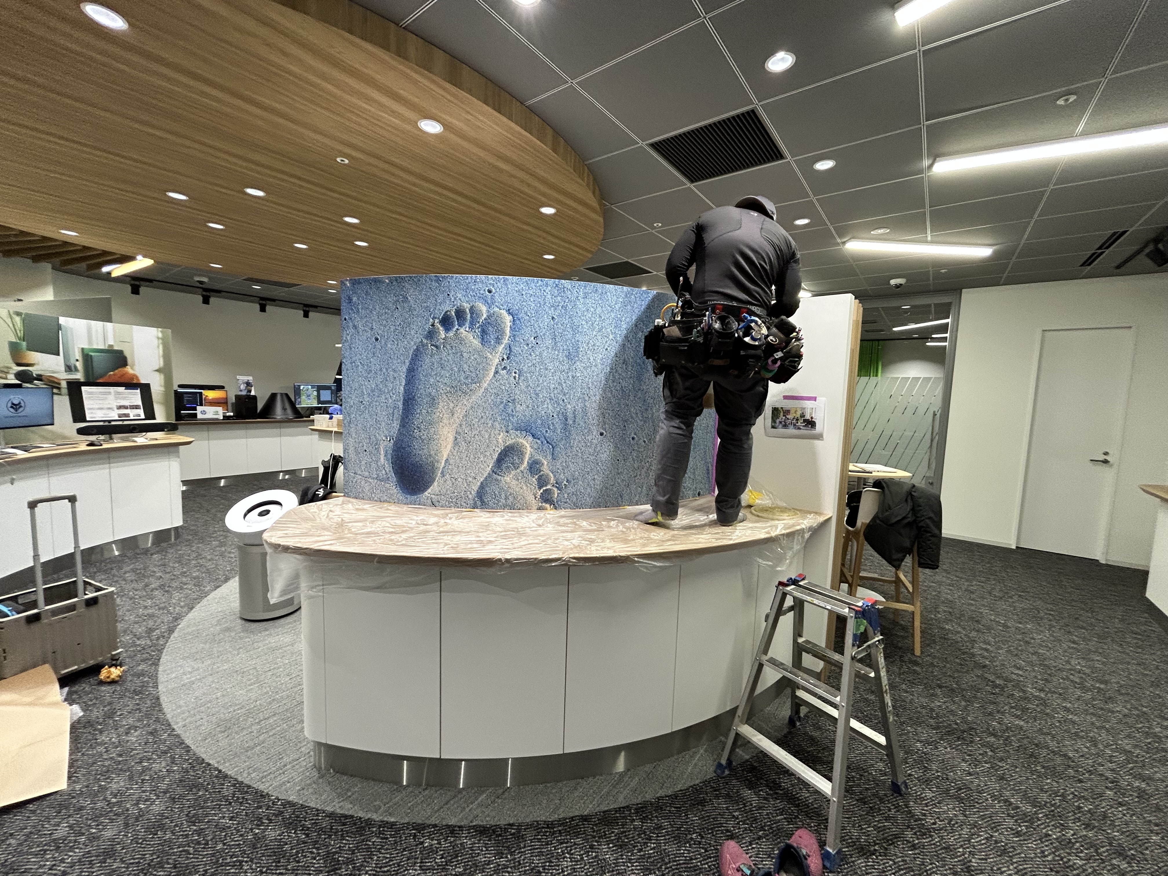 (株)日本HP様のオフィス_受付壁施工中の様子