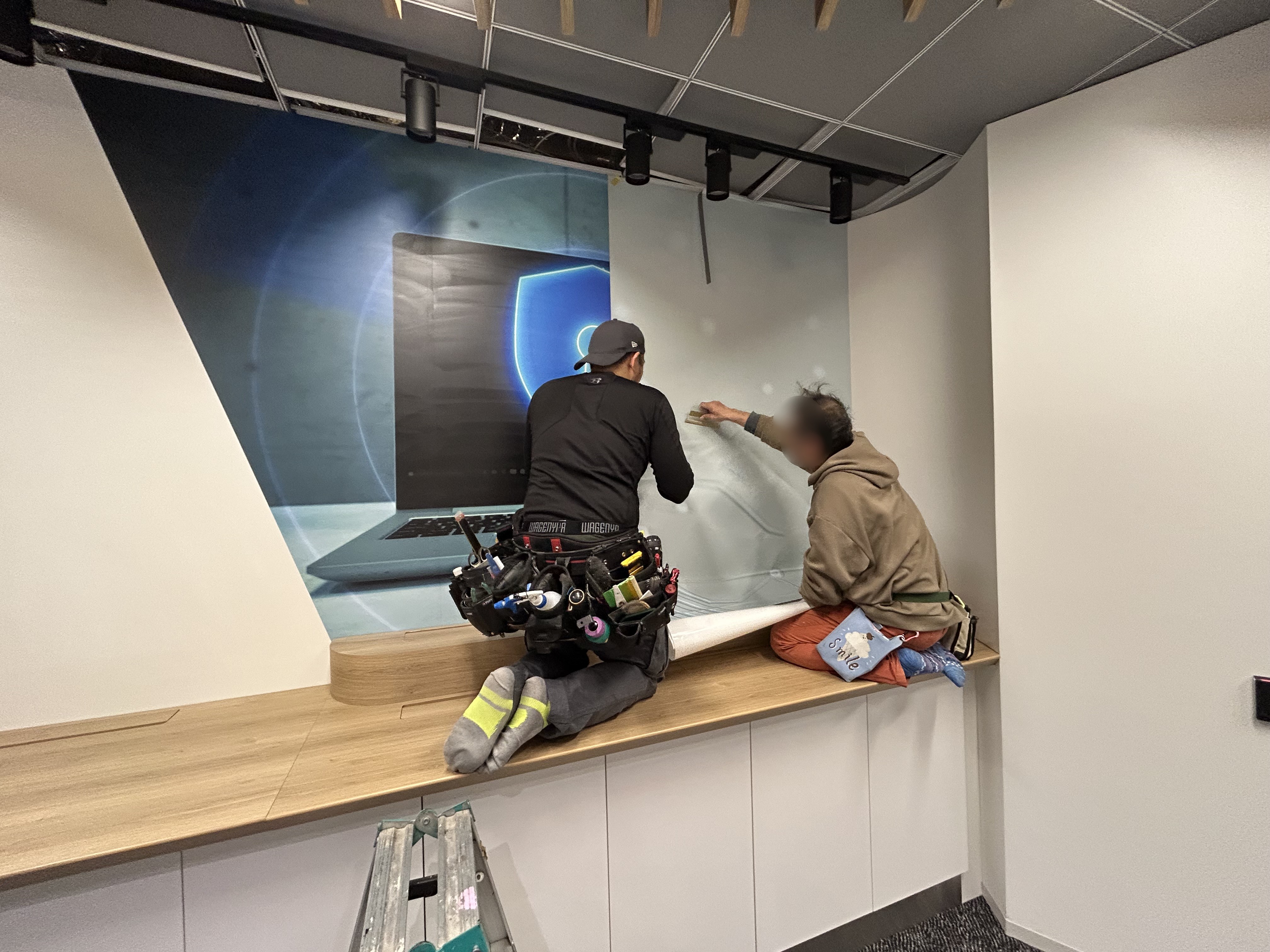 (株)日本HP様のオフィス_ショールーム壁施工中の様子