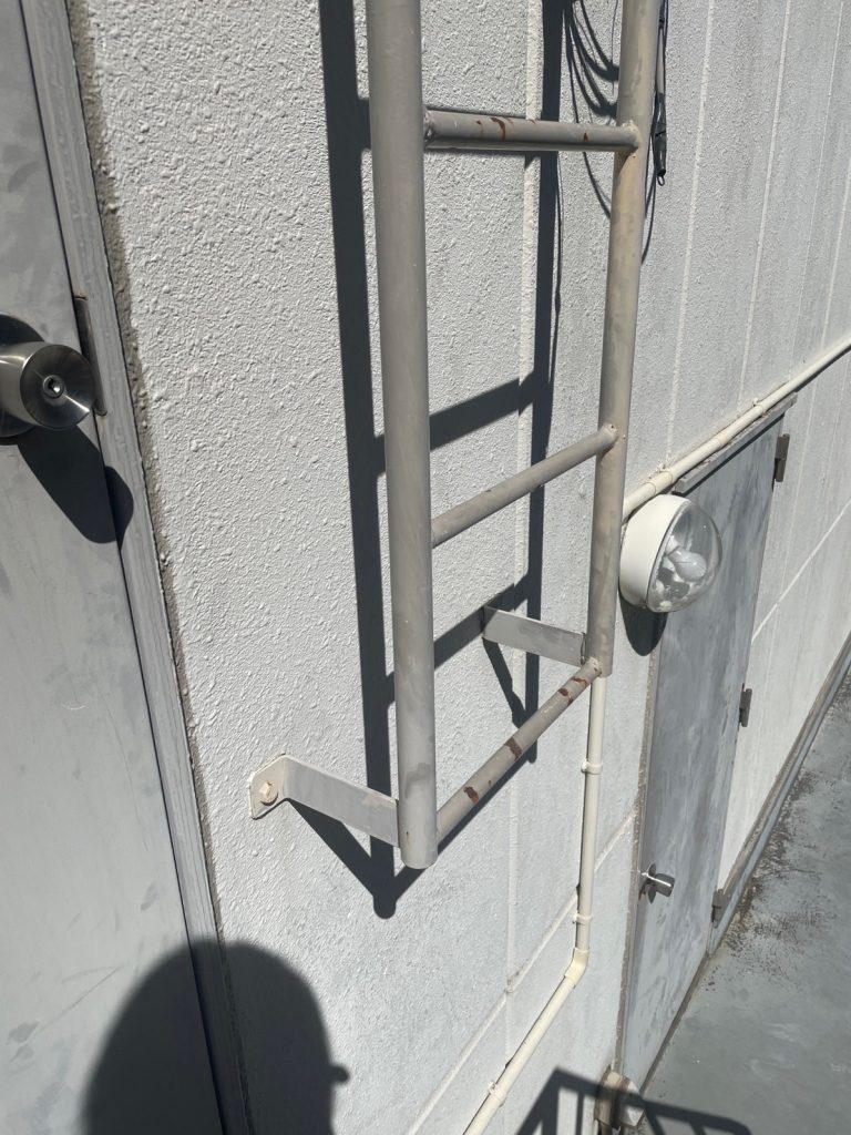 タラップ錆取り塗装前