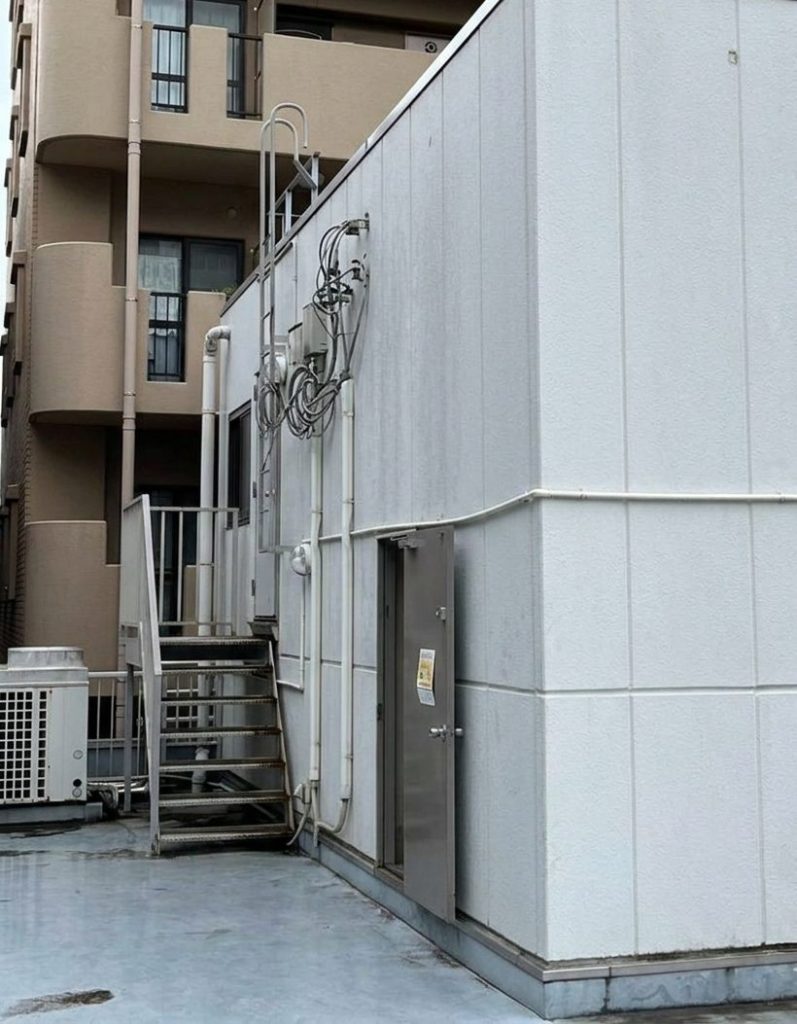 階段錆取り塗装前